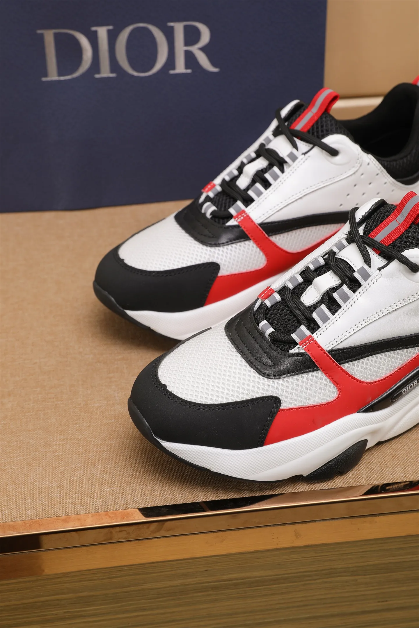 Factory price: 460💰Dior’s top version of D’s b22 men’s sports shoes. Inspired by retro running styles, the chunky low-top silhouette features gray calf leather and blue and white mesh fabric uppers, atop a black, white and blue engraved rubber sole. Nylon ribbon accents the blue mesh tongue and heel counter, and a "dio~" logo appears on the side. Pair it with a suit for a striking contrast and add a sportswear-chic edge to your look. The thick sole can be about 4cm~ Size: 38-45, [46, 47 customized]